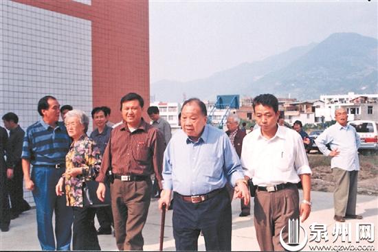 李尚大(右二)回鄉(xiāng)時(shí),時(shí)常到慈山學(xué)校與師生們談心。(陳賢能 供圖) 李尚大(右二)回鄉(xiāng)時(shí),時(shí)常到慈山學(xué)校與師生們談心。(陳賢能 供圖)