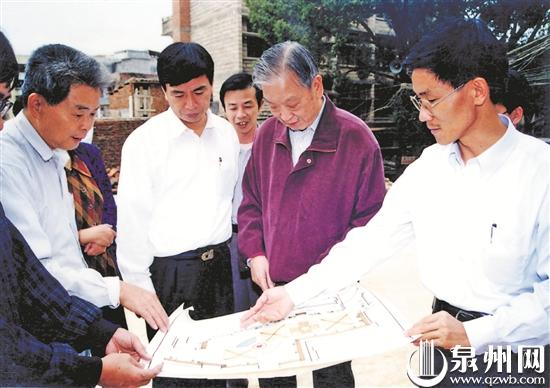 李陸大(右二)回鄉(xiāng)時(shí)與安溪縣領(lǐng)導(dǎo)商量家鄉(xiāng)建設(shè)(泉州華僑歷史博物館 供圖) 李陸大(右二)回鄉(xiāng)時(shí)與安溪縣領(lǐng)導(dǎo)商量家鄉(xiāng)建設(shè)(泉州華僑歷史博物館 供圖)