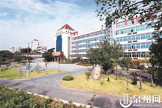 黎明職業(yè)大學(xué)里,李尚大捐贈(zèng)的慈山大樓。 (黎明職業(yè)大學(xué) 供圖) 黎明職業(yè)大學(xué)里,李尚大捐贈(zèng)的慈山大樓。 (黎明職業(yè)大學(xué) 供圖)