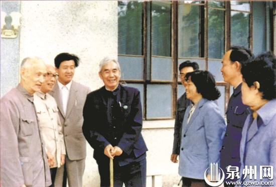 1984年,張文裕(左四)回到母校培元中學參加80周年校慶。 1984年,張文裕(左四)回到母校培元中學參加80周年校慶。