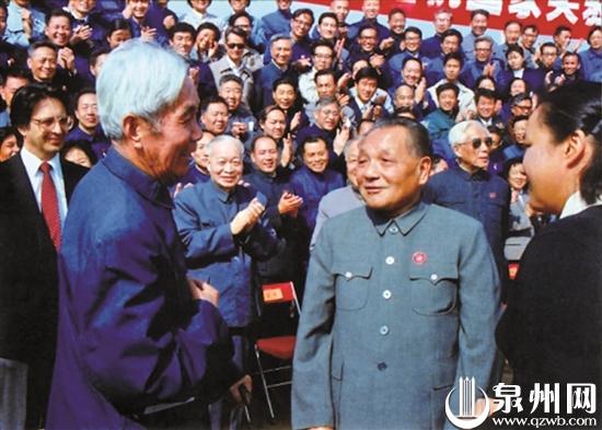 1984年,北京正負電子對撞機奠基典禮上,鄧小平與張文裕(前排左一)交談。 1984年,北京正負電子對撞機奠基典禮上,鄧小平與張文裕(前排左一)交談。