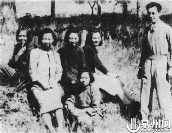 謝希德(左二)和廈門大學的同學們在一起 謝希德(左二)和廈門大學的同學們在一起