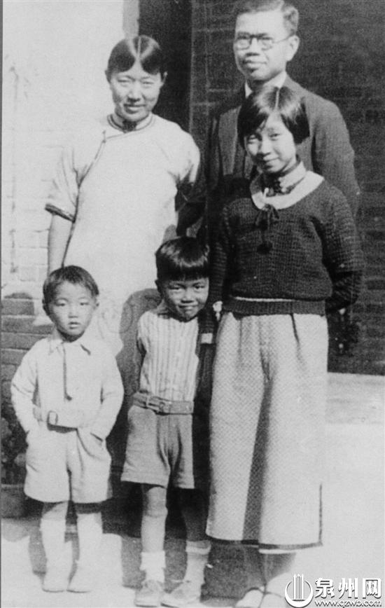 謝希德(前排右一)與父母合影 謝希德(前排右一)與父母合影